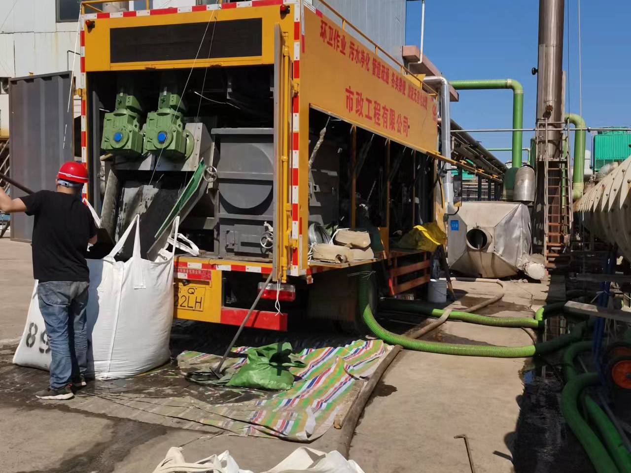 毛道乡淤泥压干处理